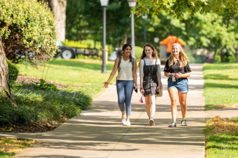students exploring tennessee wesleyan campus