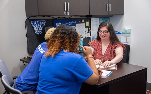 students being advised in mosher success center